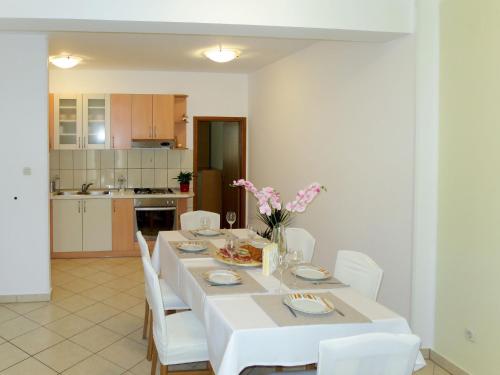 Kuchyň nebo kuchyňský kout v ubytování Apartment Toni-2 by Interhome