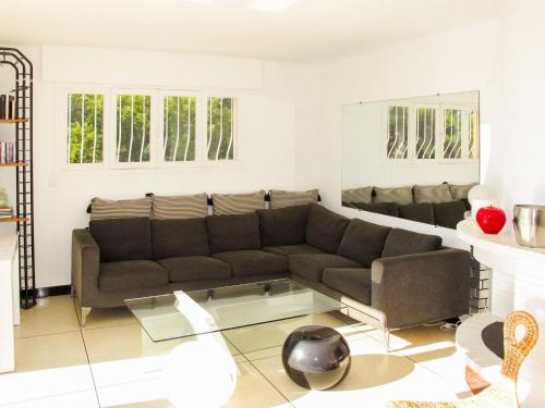 un salon avec un canapé et une table dans l'établissement Holiday Home Shangri La by Interhome, aux Issambres