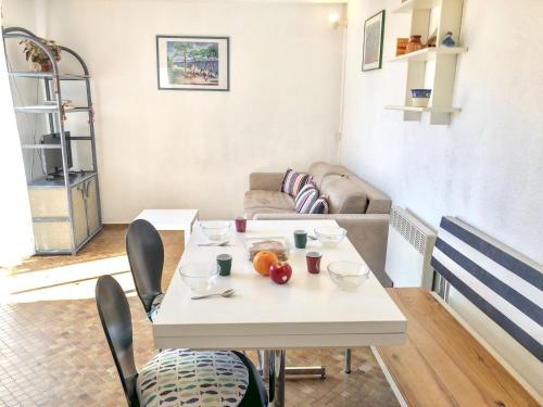 une table blanche et des chaises dans un salon dans l'établissement Apartment Les Agathes Plus by Interhome, au Cap d'Agde