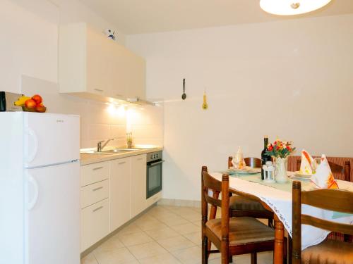 Kuchyň nebo kuchyňský kout v ubytování Apartment Dorka - RAB302 by Interhome