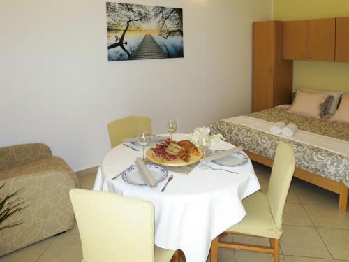 Postel nebo postele na pokoji v ubytování Apartment Toni-1 by Interhome