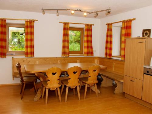 comedor con mesa de madera y sillas en Holiday Home Wierer-1 by Interhome, en Schlitters