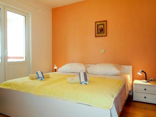 una camera con due letti e asciugamani di Apartment Dorka - RAB303 by Interhome a Rab