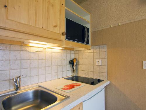 Apartment Les Asters-10 by Interhomeにあるキッチンまたは簡易キッチン