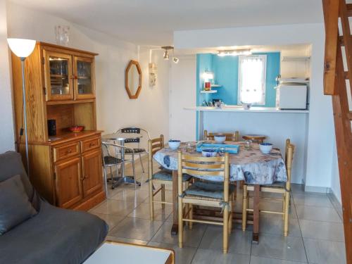 une cuisine et une salle à manger avec une table et des chaises dans l'établissement Apartment Les Roches Bleues-5 by Interhome, à Collioure