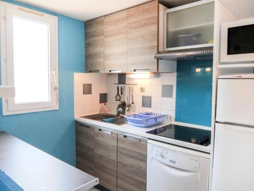 une cuisine avec un évier et un réfrigérateur dans l'établissement Apartment Les Roches Bleues-5 by Interhome, à Collioure