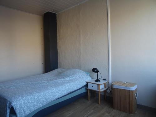 - une chambre avec un lit et une lampe sur une table de chevet dans l'établissement 85m² en hyper-centre place Dalton (3 chambres), à Boulogne-sur-Mer