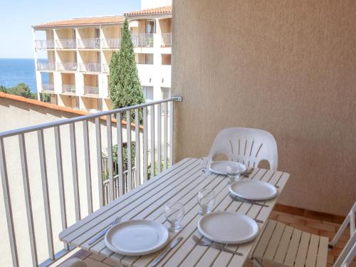 d'une table et de deux chaises sur un balcon donnant sur l'océan. dans l'établissement Apartment Thalacap by Interhome, à Banyuls-sur-Mer