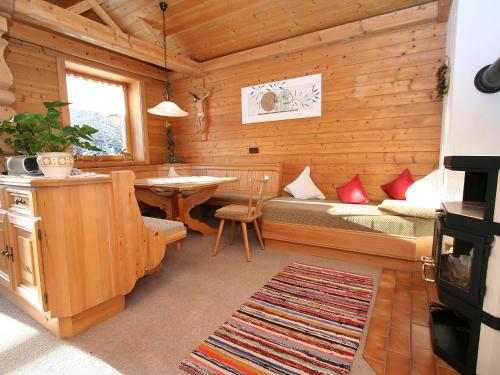 Cabaña de madera con cama y mesa en Apartment Annelies-3 by Interhome, en Mühlfeld