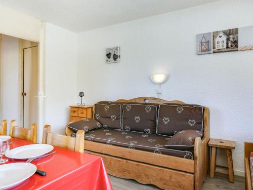 un canapé dans un salon avec une table dans l'établissement Apartment Pelvoux 101 by Interhome, aux Menuires