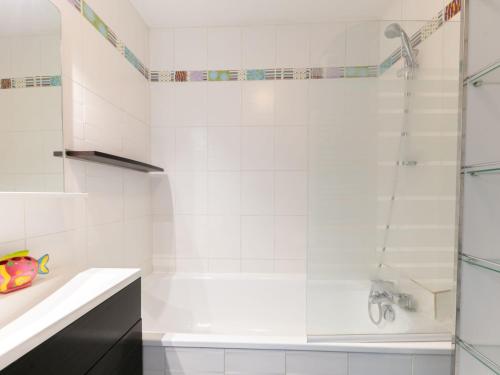 une salle de bain blanche avec une douche et un lavabo dans l'établissement Apartment Soldanelles 413 B by Interhome, aux Menuires