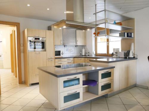 Kitchen o kitchenette sa Holiday Home Heidi by Interhome