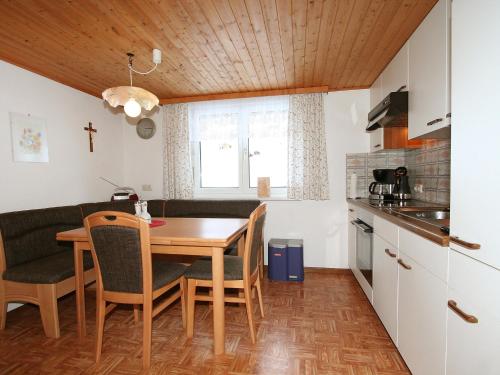 een keuken en eetkamer met een tafel en stoelen bij Apartment Mangeng-2 by Interhome in Bartholomäberg