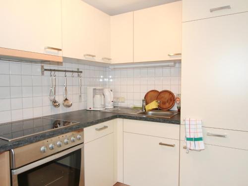 バルトロメベルクにあるApartment Mangeng-1 by Interhomeの白いキャビネットとシンク付きのキッチン