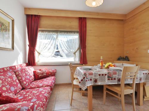 un soggiorno con tavolo e divano di Apartment Cincelli - Latemar by Interhome a Pozza di Fassa