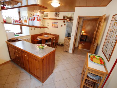 una cocina con encimera y mesa. en Apartment Garibaldi by Interhome en Predazzo