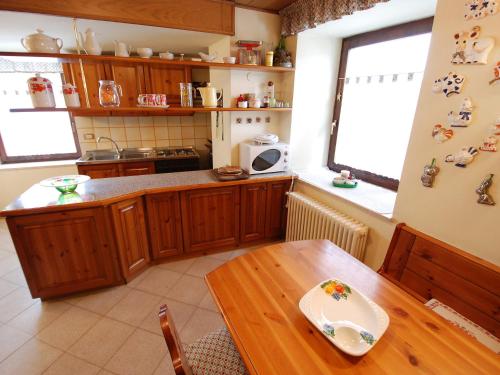 eine Küche mit einem Holztisch und einem Holztisch sidx sidx sidx in der Unterkunft Apartment Garibaldi by Interhome in Predazzo