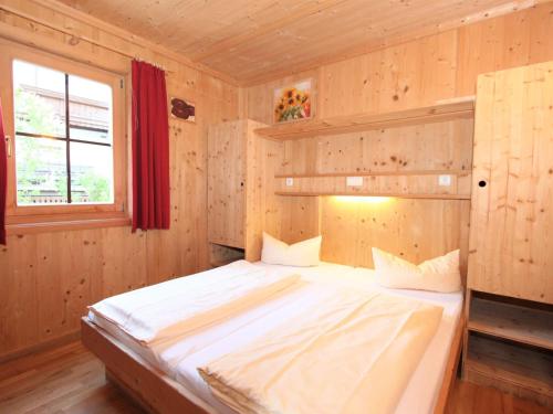 Postel nebo postele na pokoji v ubytování Holiday Home Schwendau-3 by Interhome