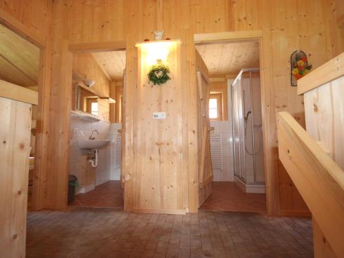 Koupelna v ubytování Holiday Home Schwendau-3 by Interhome
