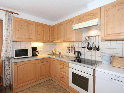 Kuchyň nebo kuchyňský kout v ubytování Chalet Katharina by Interhome
