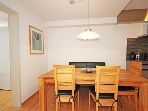 ヴァンダンスにあるApartment Living House Vandans by Interhomeの木製のテーブルと椅子のあるダイニングルーム