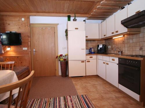 Kuchyňa alebo kuchynka v ubytovaní Apartment Annelies-1 by Interhome