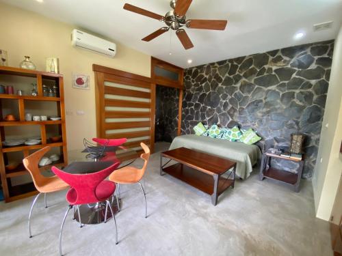 a bedroom with a bed and a table and chairs at Casa Libertinn in Manuel Antonio