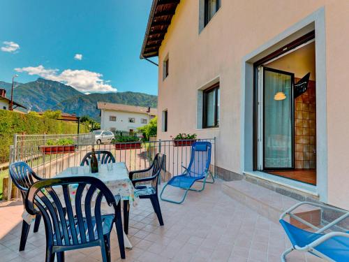 een patio met een tafel en stoelen op een balkon bij Apartment Agostini-2 by Interhome in Caldonazzo