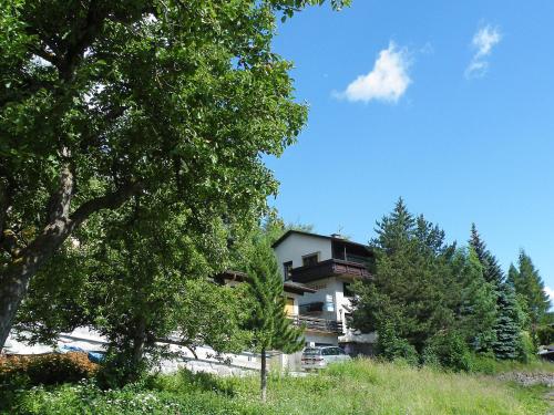 ein Gebäude inmitten eines Feldes mit Bäumen in der Unterkunft Apartment Biegel-Kraus by Interhome in Steinach am Brenner