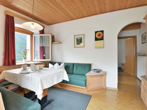 een woonkamer met een tafel en een bank bij Apartment Mastle by Interhome in Ortisei