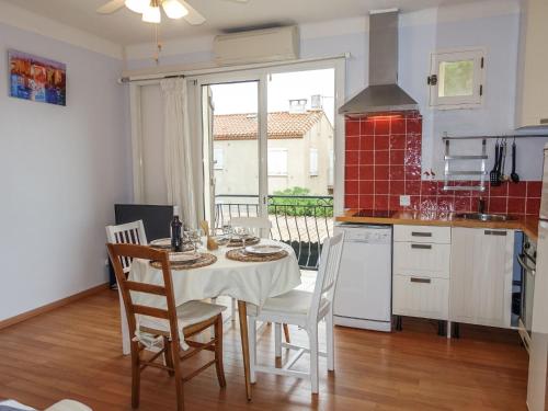 eine Küche mit einem Tisch und Stühlen in der Unterkunft Apartment Idgil by Interhome in Saint Pierre La Mer