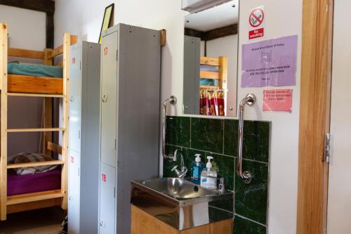 baño con lavabo en una habitación en Holifield Farm Hostel & Community Project en Helston