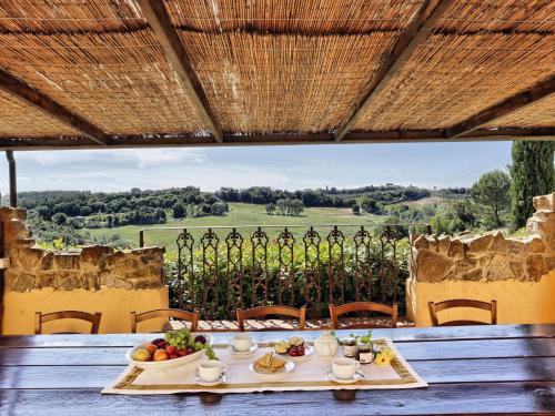 QuerceにあるHoliday Home Pillo di Sopra by Interhomeの景色を望むテーブル(フルーツボウル付)