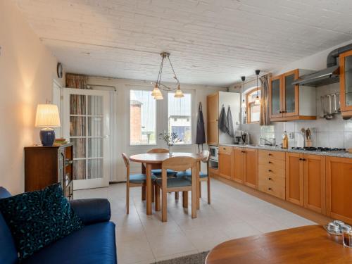 Kuchyň nebo kuchyňský kout v ubytování Holiday Home Zeeuws-Vlaanderen by Interhome
