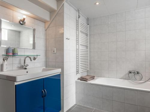 Koupelna v ubytování Holiday Home Zeeuws-Vlaanderen by Interhome