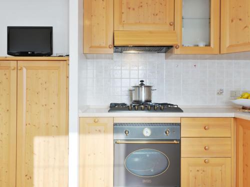 Kuchyň nebo kuchyňský kout v ubytování Apartment Lazzer-2 by Interhome
