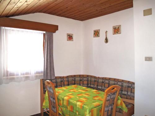 uma sala de jantar com uma mesa e cadeiras e uma janela em Apartment Haupthaus Schönblick - SVH117 by Interhome em San Valentino alla Muta