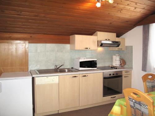 uma cozinha com um lavatório e um micro-ondas em Apartment Haupthaus Schönblick - SVH117 by Interhome em San Valentino alla Muta
