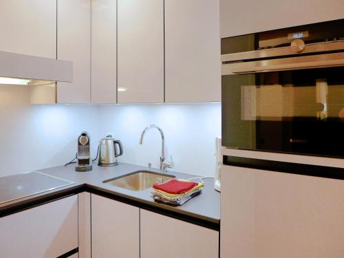 Apartment Jeanne d'Arc-6 by Interhome tesisinde mutfak veya mini mutfak