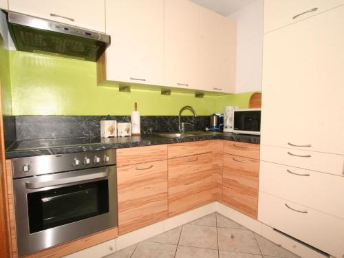 Kuchyňa alebo kuchynka v ubytovaní Apartment Evi by Interhome
