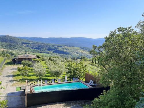 uma piscina com vista para uma montanha em Apartment Fonte - Borgo la Civitella by Interhome em Roccastrada