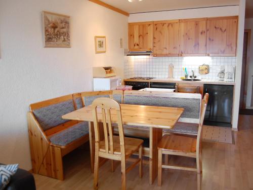 ナンダにあるApartment BI3 by Interhomeのキッチン(木製のテーブルと椅子付)