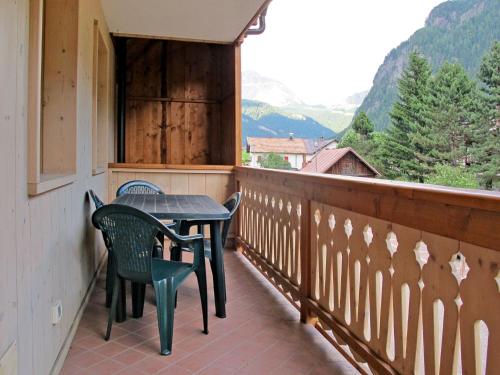 Campitello的住宿－Apartment Giovanni - CPO359 by Interhome，阳台配有桌椅,享有山景。