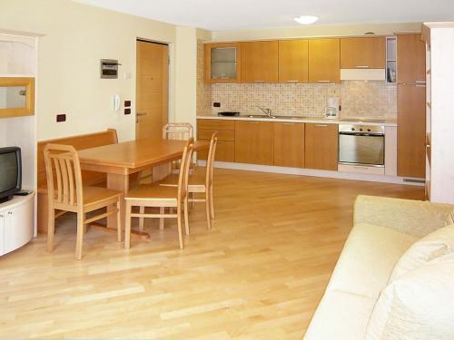 Campitello的住宿－Apartment Giovanni - CPO359 by Interhome，厨房以及带桌椅的用餐室。