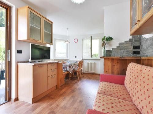 kuchnia i salon z kanapą i stołem w obiekcie Apartment Cecilia-5 by Interhome w mieście Campitello