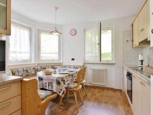 kuchnia i jadalnia ze stołem i krzesłami w obiekcie Apartment Cecilia-5 by Interhome w mieście Campitello
