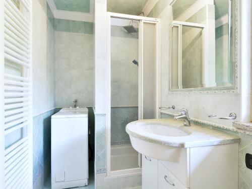 Ένα μπάνιο στο Apartment Cecilia-5 by Interhome