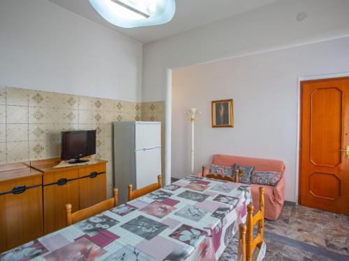 Habitación con cama, nevera y TV. en Apartment Villa Teresa by Interhome, en Peschici