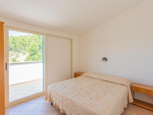 ペスキチにあるApartment Villa Tavaglione-1 by Interhomeのベッドルーム1室(ベッド1台、大きな窓付)