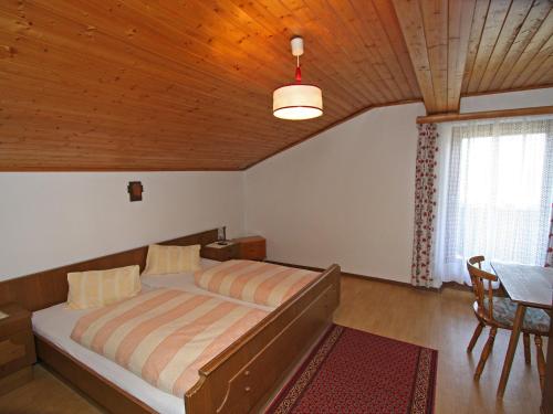 Tempat tidur dalam kamar di Apartment Jägerhof-2 by Interhome